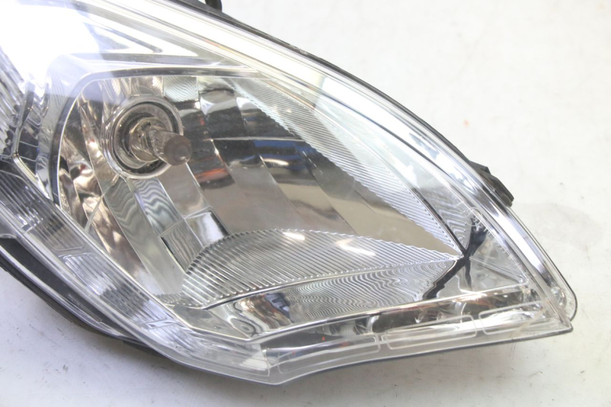 photo de FAROL DIANTEIRO DIREITO PEUGEOT SATELIS 125 (2010 - 2012) - Zoom do estado de desgaste