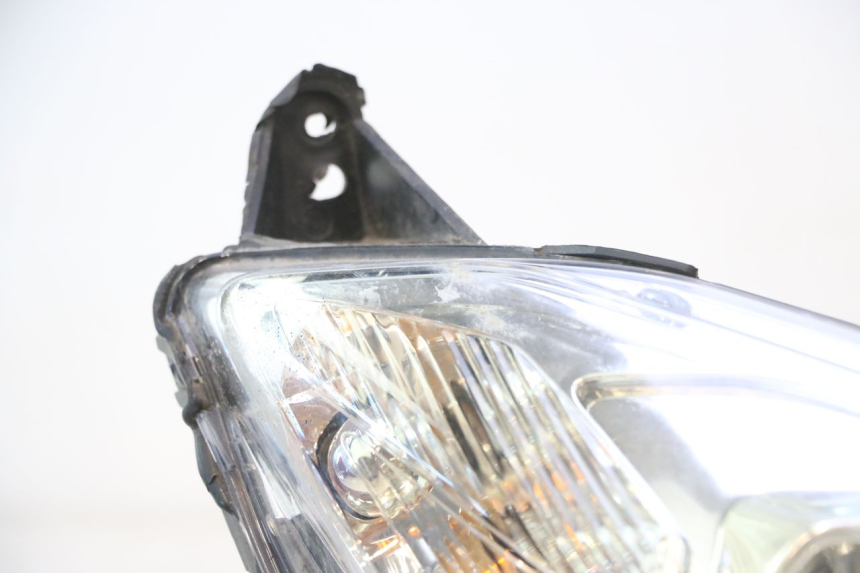 photo de FAROL DIANTEIRO DIREITO PEUGEOT SATELIS 125 (2013 - 2018) - Detalhes característicos
