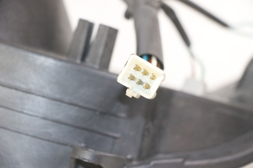 photo de FAROL DIANTEIRO PEUGEOT ELYSTAR 125 (2002 - 2007) - Detalhe da peça