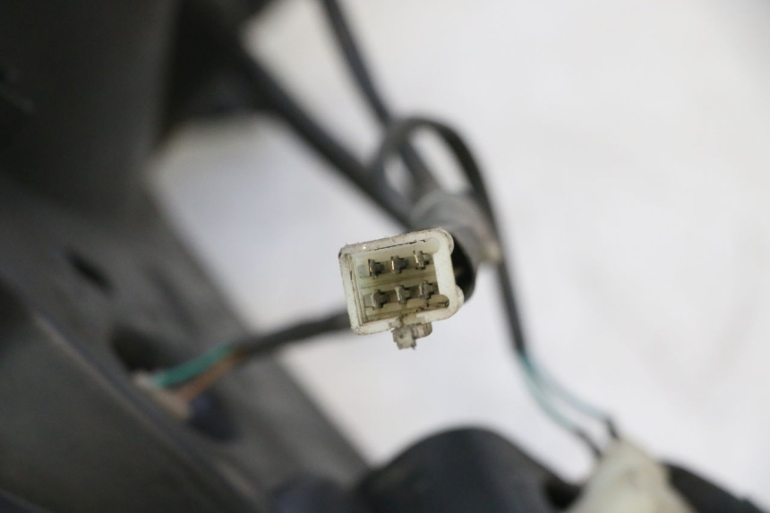 photo de FAROL DIANTEIRO PEUGEOT ELYSTAR 50 (2002 - 2014) - Zoom do estado de desgaste