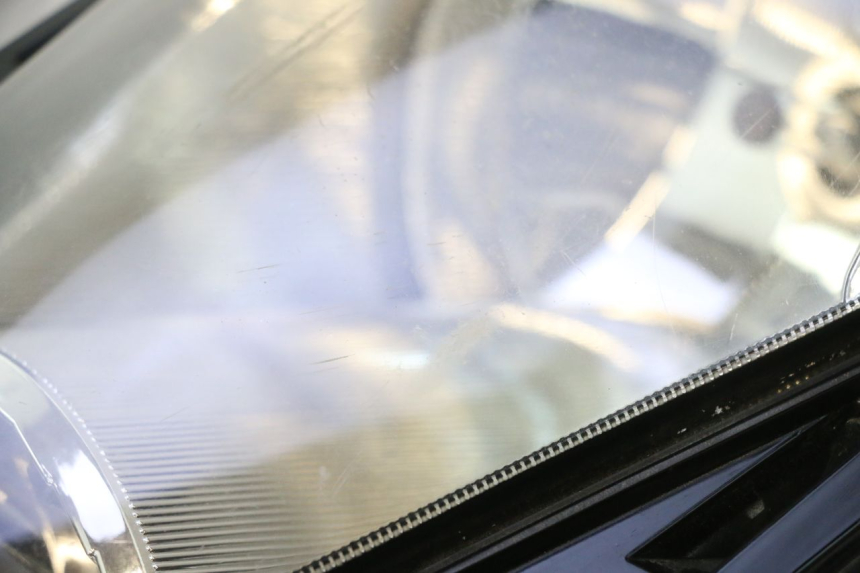 photo de FAROL DIANTEIRO HONDA FES PANTHEON 125 (2003 - 2007) - Detalhes característicos