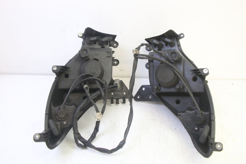 photo de FAROL DIANTEIRO HONDA FES S-WING SWING ABS 125 (2007 - 2015) - Pontos de fixação