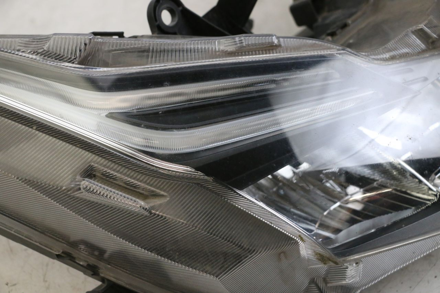 photo de FAROL DIANTEIRO HONDA FORZA 125 (2015 - 2016) - Zoom do estado de desgaste