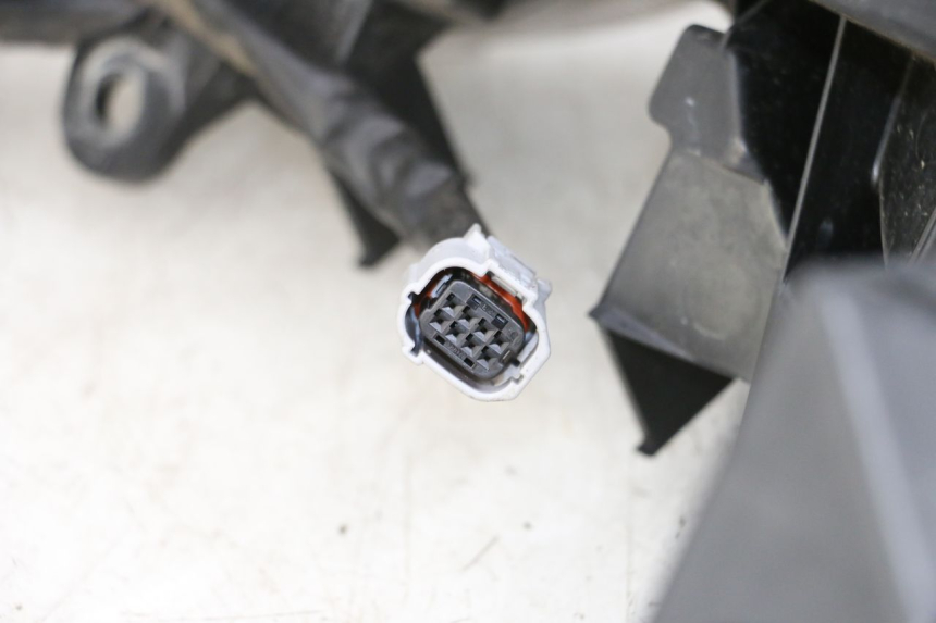 photo de FAROL DIANTEIRO HONDA FORZA 125 (2015 - 2016) - Estado da superfície