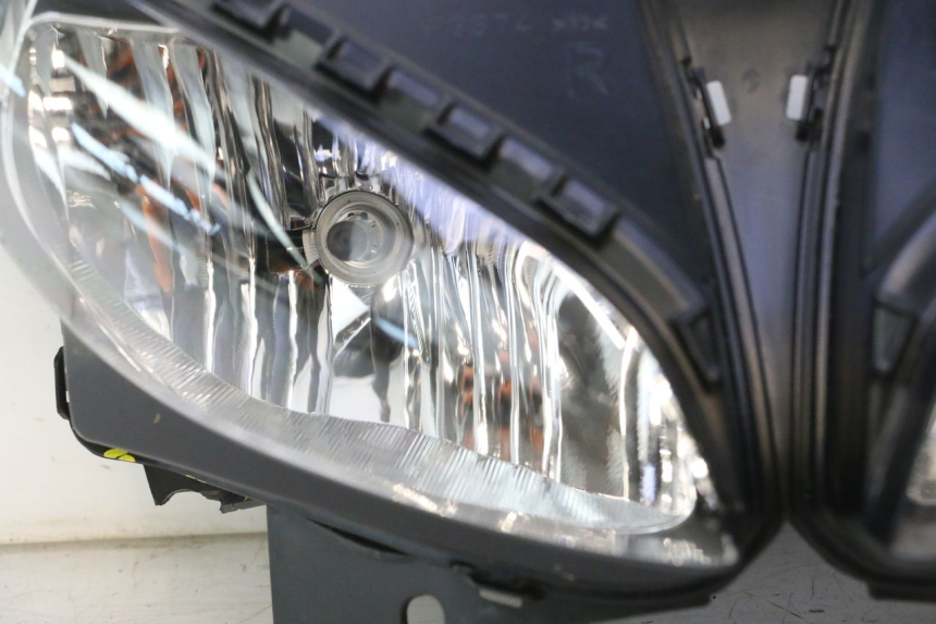 photo de FAROL DIANTEIRO YAMAHA FZ8 800 (2010 - 2016) - Zoom do estado de desgaste