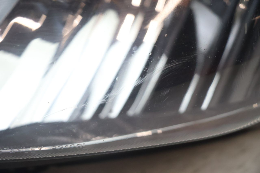 photo de FAROL DIANTEIRO ESQUERDO SUZUKI BURGMAN EXECUTIVE ABS 650 (2006 - 2012) - Zoom do estado de desgaste