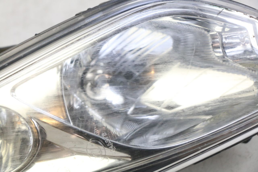 photo de FAROL DIANTEIRO ESQUERDO PEUGEOT CITYSTAR 2T 50 (2018 - 2021) - Zoom do estado de desgaste