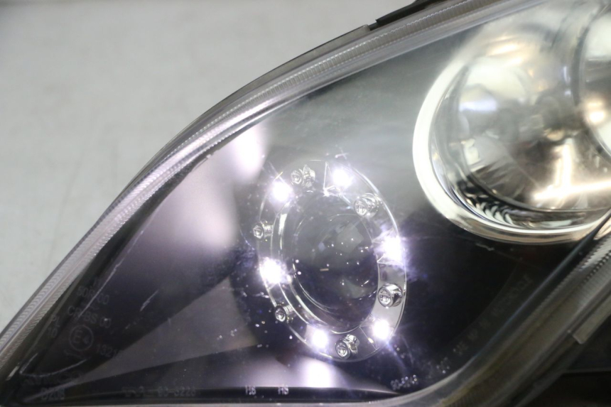 photo de FAROL DIANTEIRO ESQUERDO KYMCO DINK STREET 125 (2009 - 2014) - Detalhe da peça