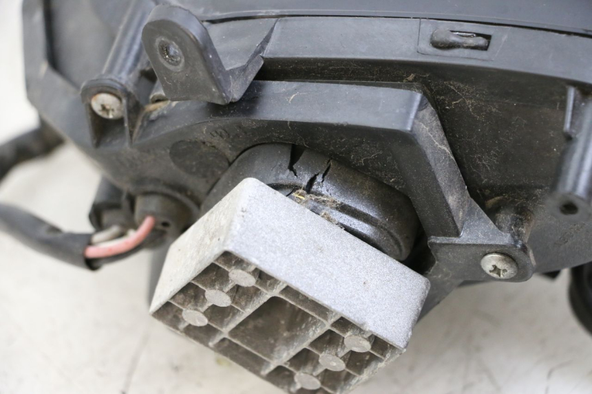 photo de FAROL DIANTEIRO ESQUERDO NECO GPX LC 2T 50 (2014 - 2018) - Pontos de fixação
