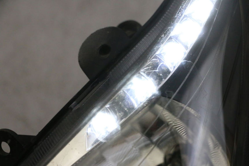 photo de FAROL DIANTEIRO ESQUERDO SYM GTS EVO 125 (2009 - 2013) - Detalhe da peça
