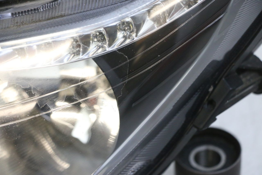 photo de FAROL DIANTEIRO ESQUERDO SYM GTS EVO 125 (2009 - 2013) - Detalhes característicos