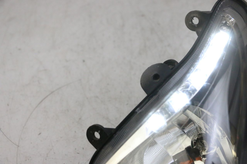 photo de FAROL DIANTEIRO ESQUERDO SYM GTS EVO 125 (2009 - 2013) - Zoom do estado de desgaste