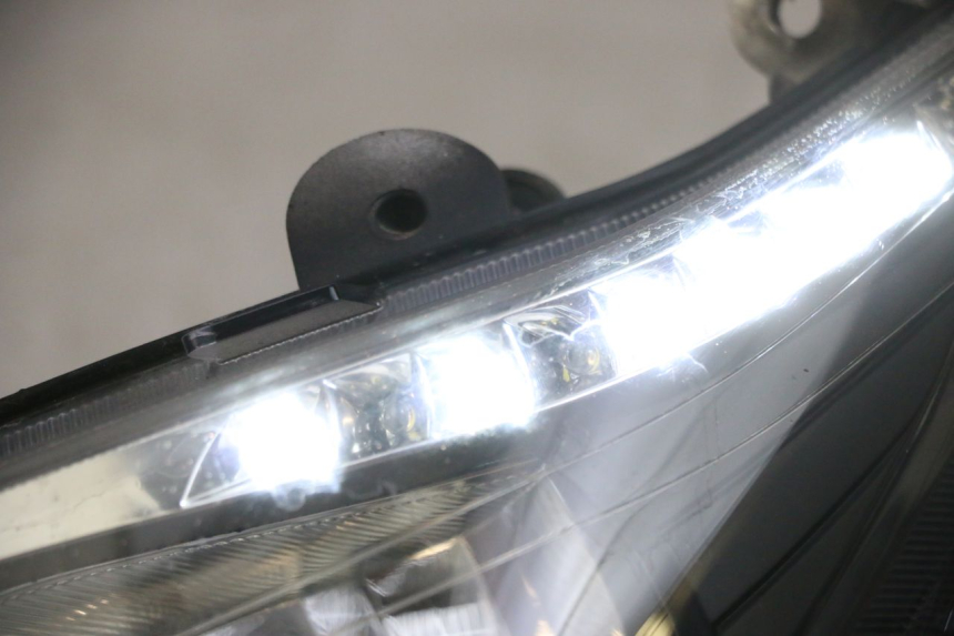 photo de FAROL DIANTEIRO ESQUERDO SYM GTS EVO 125 (2009 - 2013) - Outro ângulo de visão