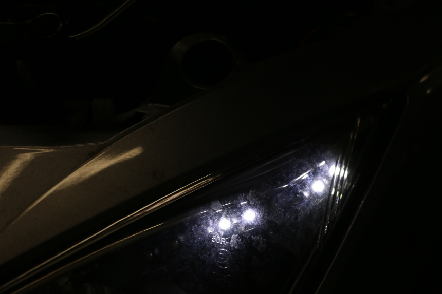 photo de FAROL DIANTEIRO ESQUERDO SYM JOYMAX 125 (2010 - 2017) - Detalhes característicos