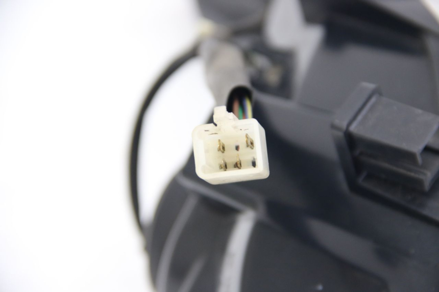 photo de FAROL DIANTEIRO ESQUERDO PEUGEOT SATELIS 125 (2006 - 2009) - Detalhes característicos