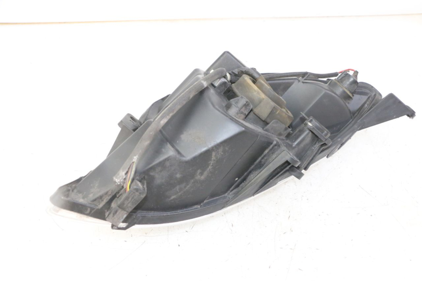 photo de FAROL DIANTEIRO ESQUERDO PEUGEOT SATELIS 125 (2013 - 2018) - Detalhe da peça