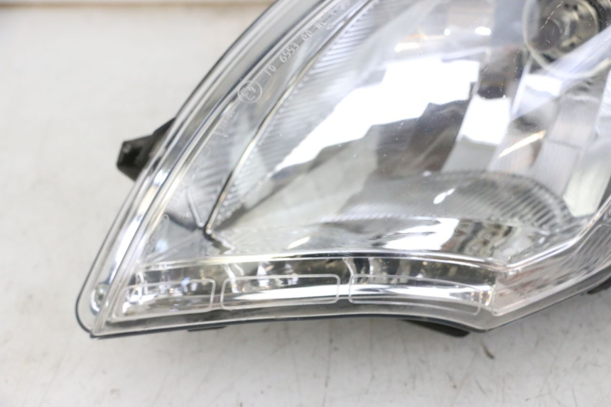 photo de FAROL DIANTEIRO ESQUERDO PEUGEOT SATELIS 125 (2013 - 2018) - Detalhes característicos