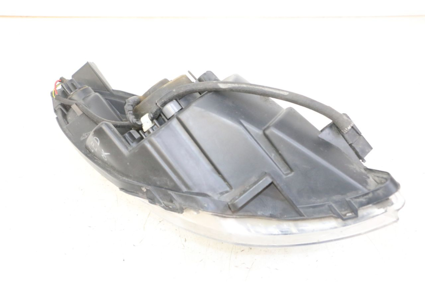 photo de FAROL DIANTEIRO ESQUERDO PEUGEOT SATELIS 125 (2013 - 2018) - Zoom do estado de desgaste