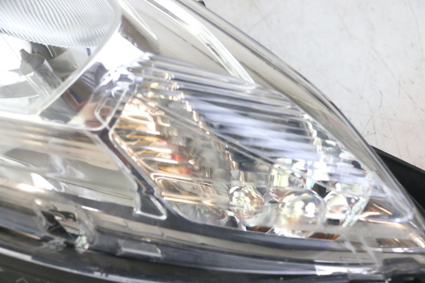 photo de FAROL DIANTEIRO ESQUERDO PEUGEOT SATELIS 125 (2013 - 2018) - Estado da superfície
