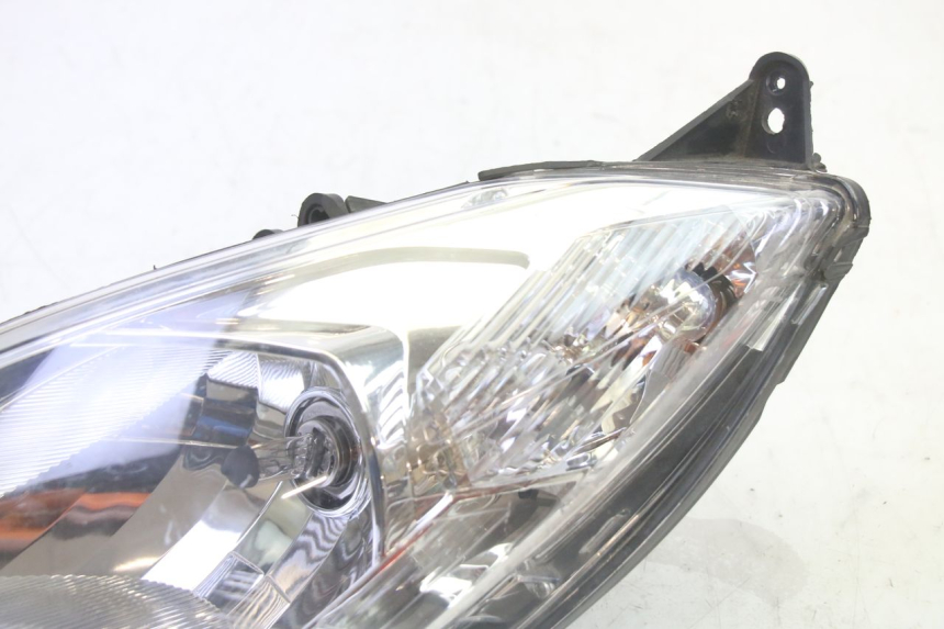 photo de FAROL DIANTEIRO ESQUERDO PEUGEOT SATELIS 125 (2010 - 2012) - Zoom do estado de desgaste