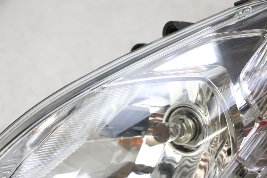 photo de FAROL DIANTEIRO ESQUERDO PEUGEOT SATELIS 125 (2013 - 2018) - Detalhes característicos