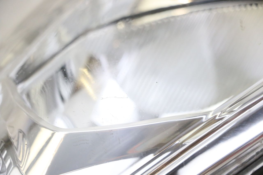 photo de FAROL DIANTEIRO ESQUERDO PEUGEOT SATELIS 125 (2013 - 2018) - Zoom do estado de desgaste
