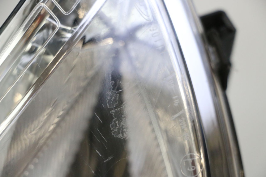 photo de FAROL DIANTEIRO ESQUERDO PEUGEOT SATELIS 125 (2013 - 2018) - Marcações e referências