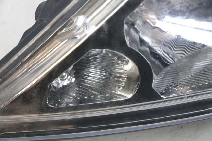 photo de FAROL DIANTEIRO ESQUERDO PEUGEOT SPEEDFIGHT 3 AIR 50 (2009 - 2015) - Zoom do estado de desgaste
