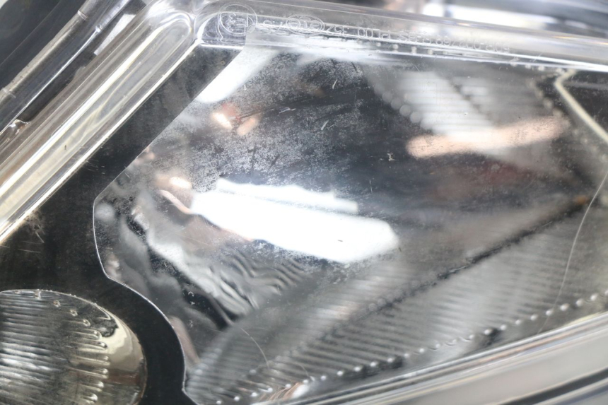 photo de FAROL DIANTEIRO ESQUERDO PEUGEOT SPEEDFIGHT 3 AIR 50 (2009 - 2015) - Outro ângulo de visão