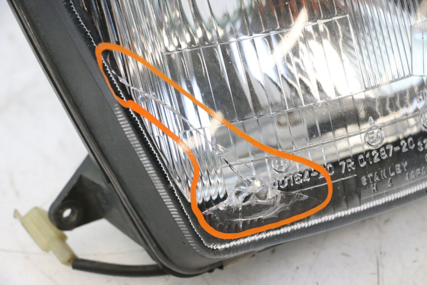 photo de FAROL DIANTEIRO KAWASAKI GPX F ZX750F 750 (1986 - 1990) - Detalhes característicos