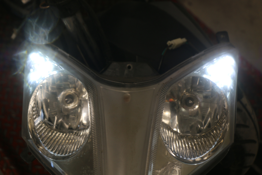 photo de FAROL DIANTEIRO TNT MOTOR GRIDO 2T 50 (2010 - 2019) - Detalhes característicos