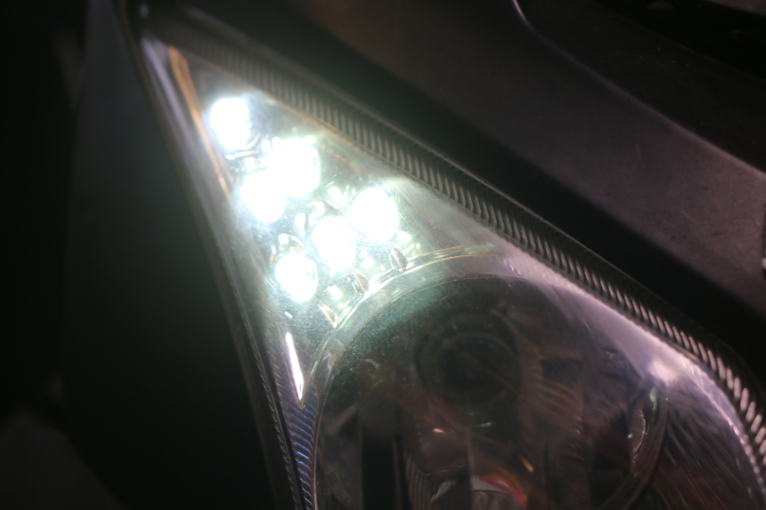 photo de FAROL DIANTEIRO TNT MOTOR GRIDO 2T 50 (2010 - 2019) - Detalhes característicos