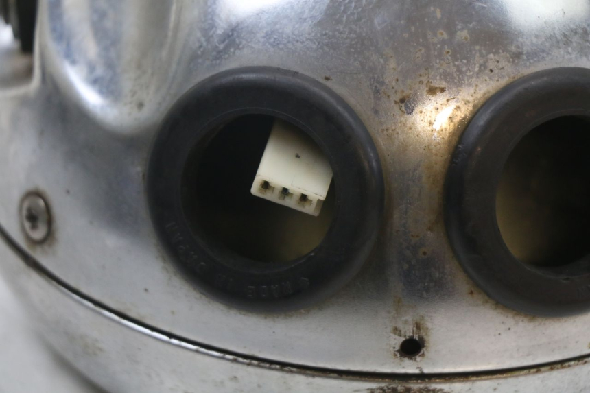 photo de FAROL DIANTEIRO SUZUKI GSX E 250 (1982 - 1983) - Pontos de fixação