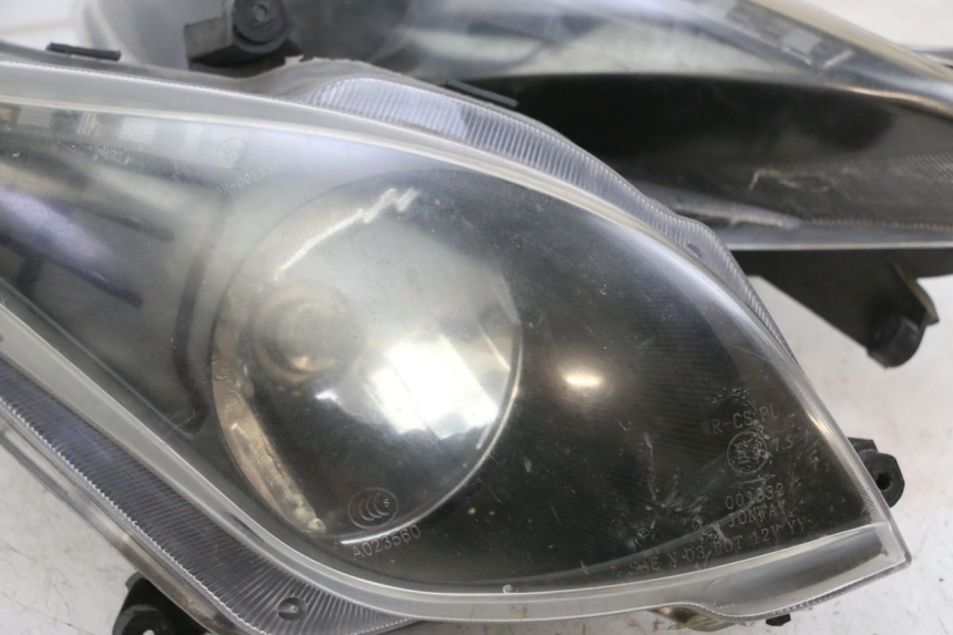 photo de FAROL DIANTEIRO JM MOTORS GTS 125 (2015 - 2019) - Detalhes característicos
