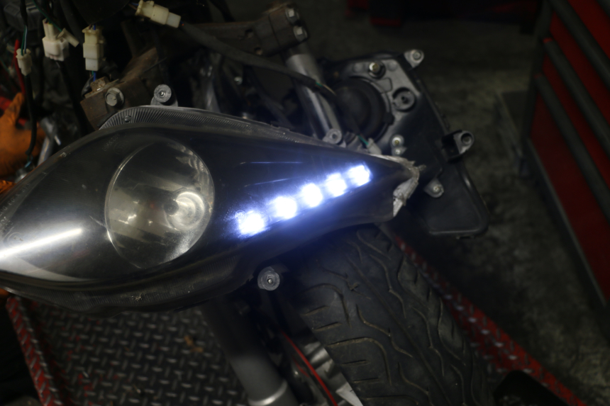 photo de FAROL DIANTEIRO JM MOTORS GTS 125 (2015 - 2019) - Zoom do estado de desgaste