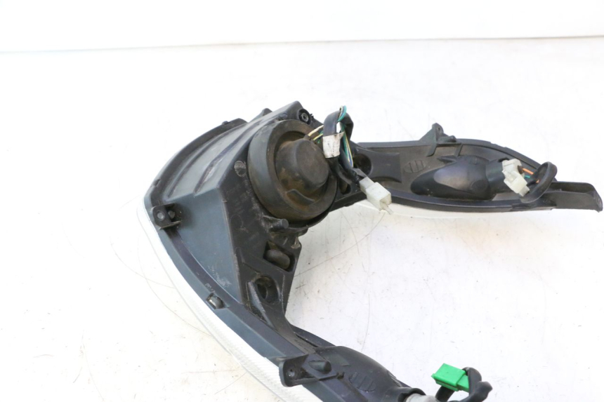 photo de FAROL DIANTEIRO PEUGEOT KISBEE 2T 50 (2010 - 2017) - Detalhes característicos