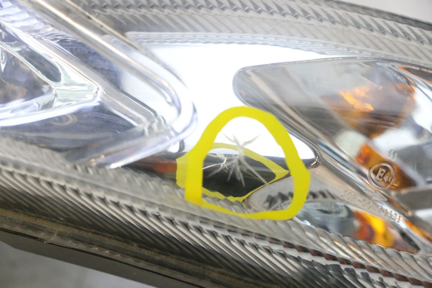 photo de FAROL DIANTEIRO PEUGEOT KISBEE 2T 50 (2010 - 2017) - Zoom do estado de desgaste