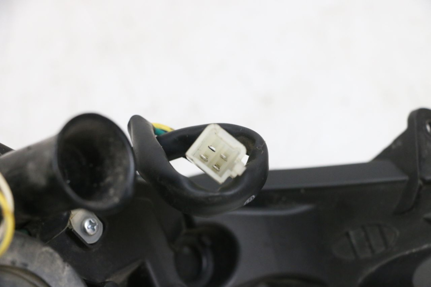 photo de FAROL DIANTEIRO PEUGEOT KISBEE 4T 50 (2010 - 2017) - Detalhe da peça