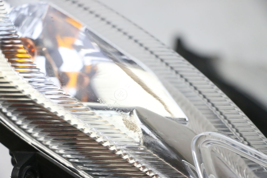 photo de FAROL DIANTEIRO PEUGEOT KISBEE 4T 50 (2010 - 2017) - Estado da superfície