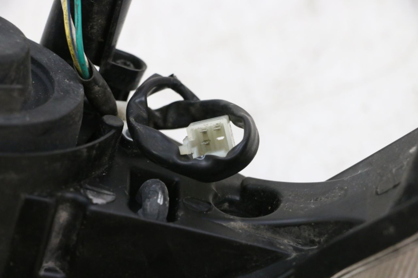 photo de FAROL DIANTEIRO PEUGEOT KISBEE 4T 50 (2010 - 2017) - Detalhe da peça