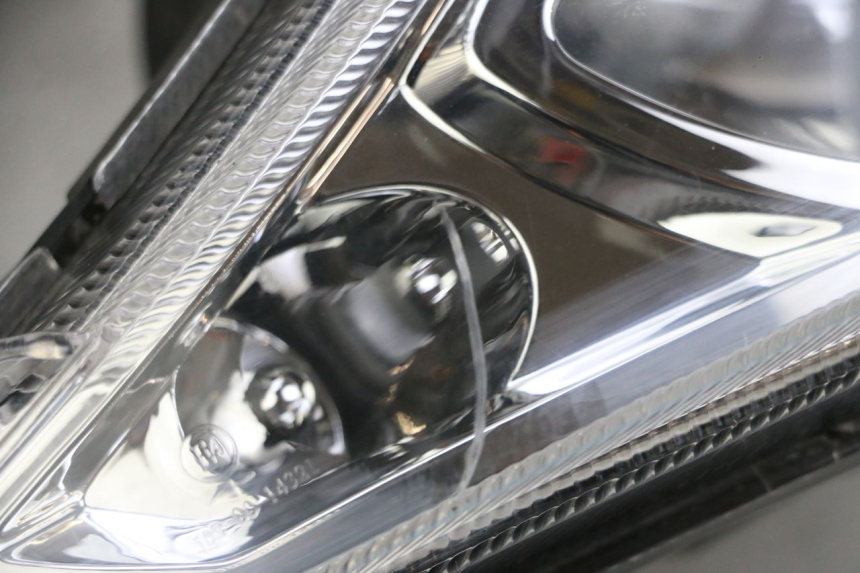 photo de FAROL DIANTEIRO PEUGEOT KISBEE 4T 50 (2010 - 2017) - Vista de perto
