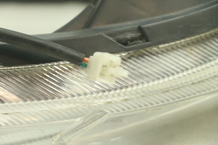 photo de FAROL DIANTEIRO PEUGEOT KISBEE 4T 50 (2018 - 2022) - Pontos de fixação