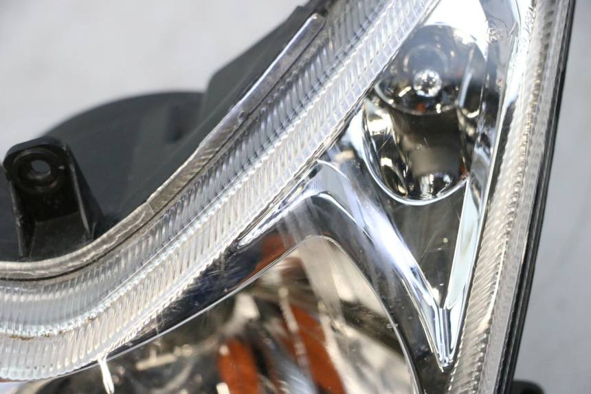 photo de FAROL DIANTEIRO PEUGEOT KISBEE 4T 50 (2018 - 2022) - Detalhes característicos