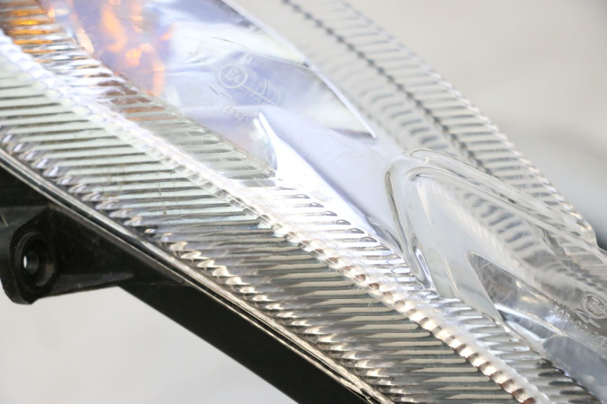 photo de FAROL DIANTEIRO PEUGEOT KISBEE 4T 50 (2018 - 2022) - Estado da superfície