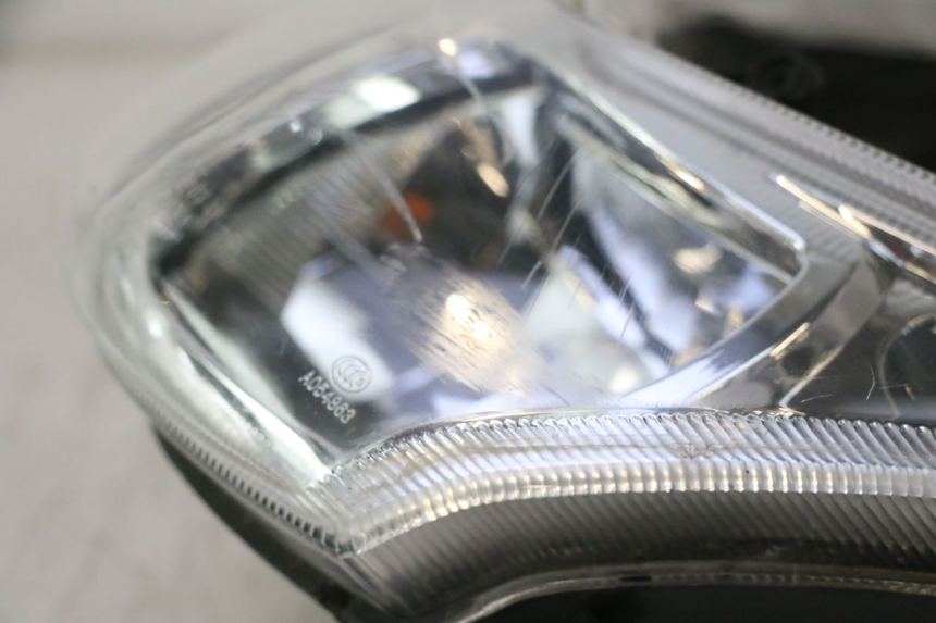 photo de FAROL DIANTEIRO PEUGEOT KISBEE 4T 50 (2010 - 2017) - Detalhes característicos