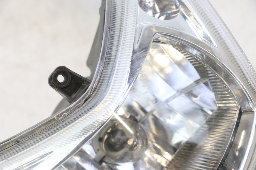 photo de FAROL DIANTEIRO PEUGEOT KISBEE 4T 50 (2023 - 2026) - Ângulo alternativo
