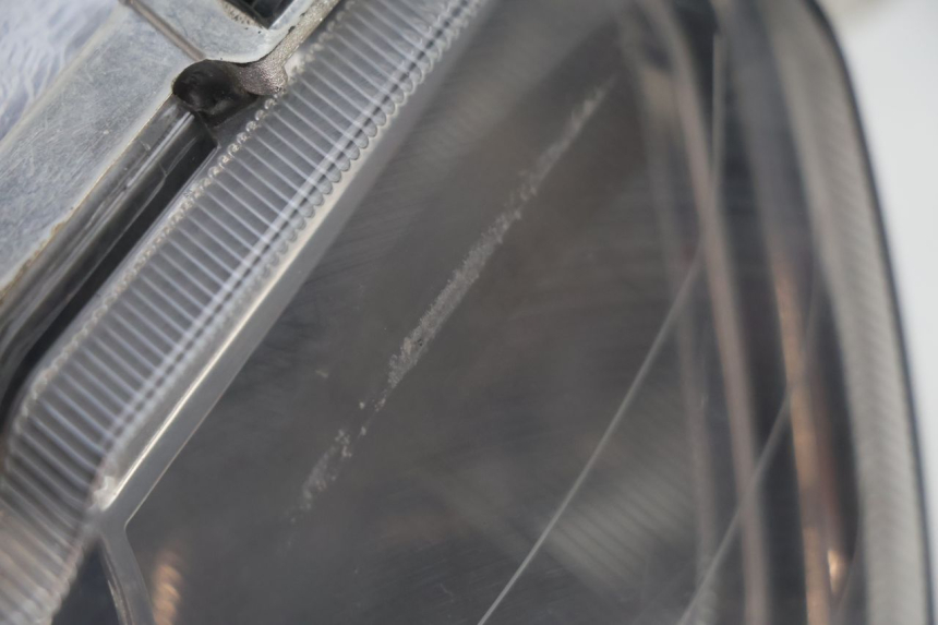 photo de FAROL DIANTEIRO PIAGGIO NEW TYPHOON 50 (2018 - 2021) - Zoom do estado de desgaste