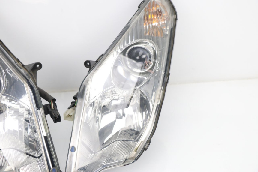 photo de FAROL DIANTEIRO PEUGEOT SATELIS COMPRESSOR K15 125 (2006 - 2009) - Vista de perto