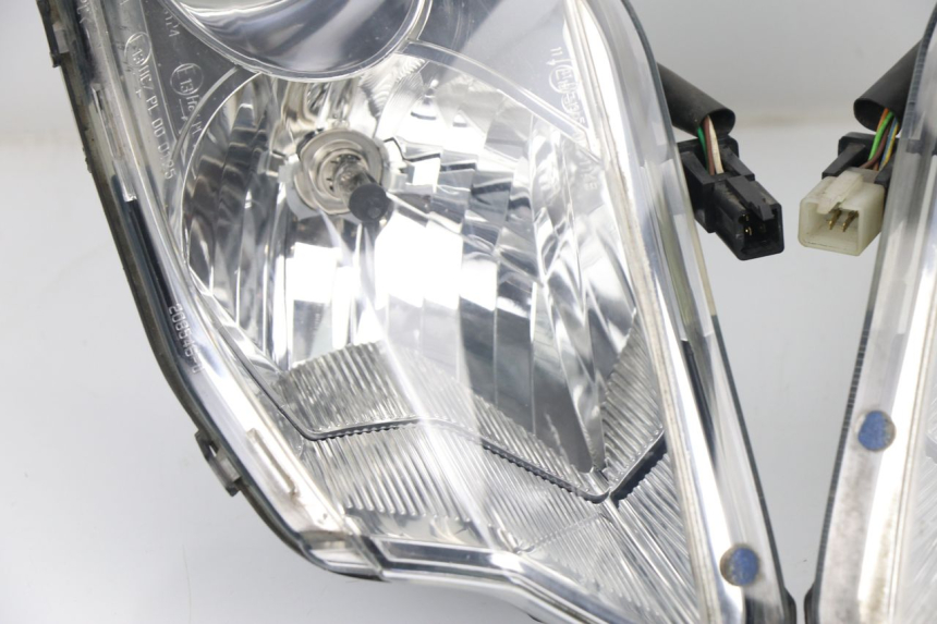 photo de FAROL DIANTEIRO PEUGEOT SATELIS COMPRESSOR K15 125 (2006 - 2009) - Zoom de qualidade