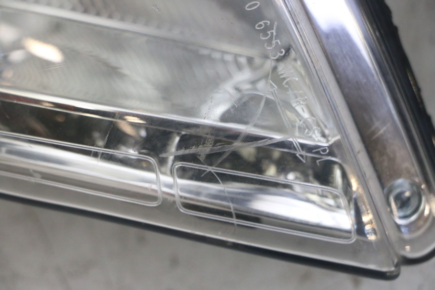 photo de FAROL DIANTEIRO PEUGEOT SATELIS 125 (2013 - 2018) - Detalhe da peça
